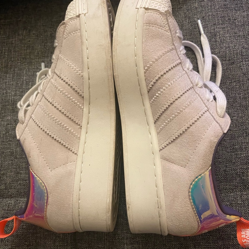 Women’s Adidas shoes ..US 6 size .. almost new and beautiful colors ..